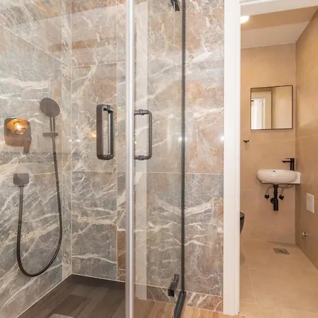 Ivka - Modern And Luxurious Oldtown Apartment Makarska
