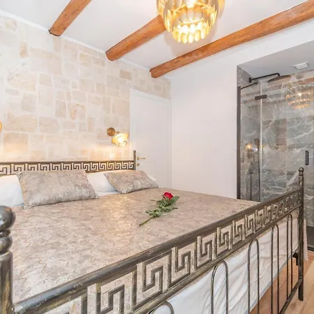Ivka - Modern And Luxurious Oldtown Apartament *